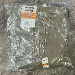 Men’s Wrangler Riata Flat Front Relaxed Fit Khaki Pants
Waist 29 Length 36